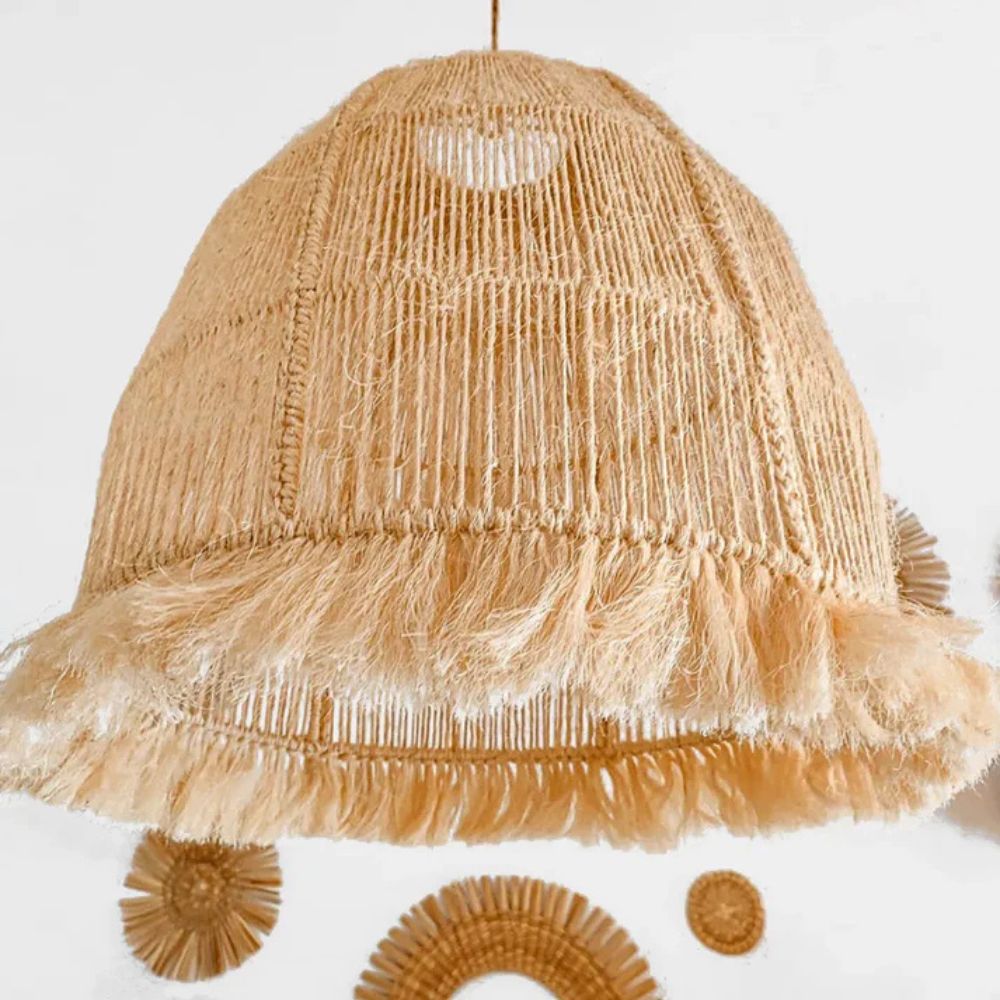 Lampara con flecos tejida de henequén