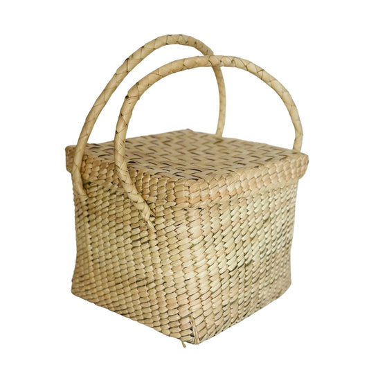 Picnic-style basket